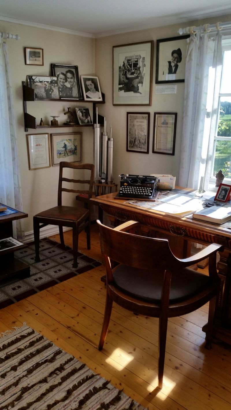 I Fridegårdsmuseet i Övergran finns möbler och andra inventarier från Jans arbetsrum på Bredmansgatan i Uppsala som hans barn Aase och Stefan skänkte till museet. 
